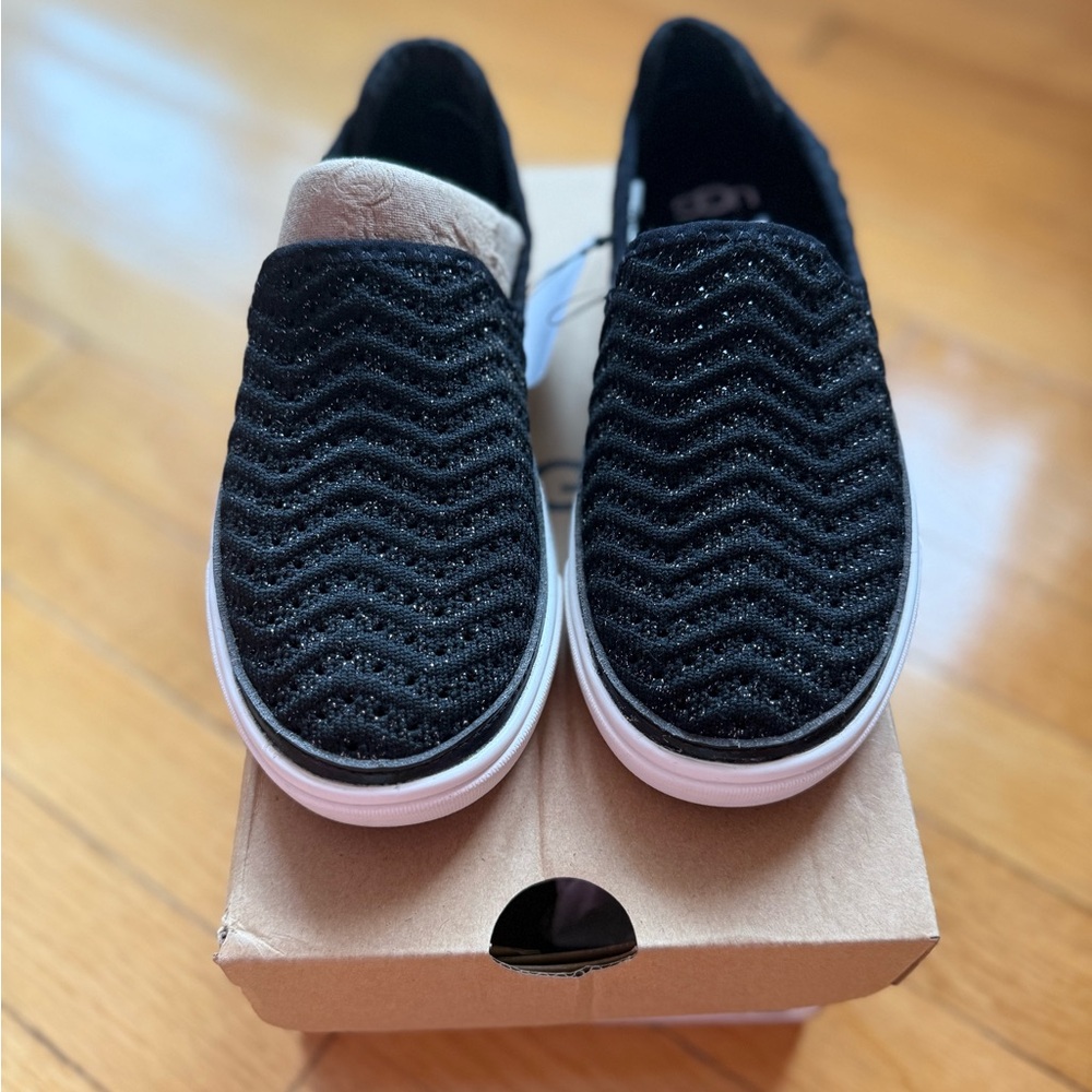 NEW UGG Caplan Slip-On Sneakers with White Soles